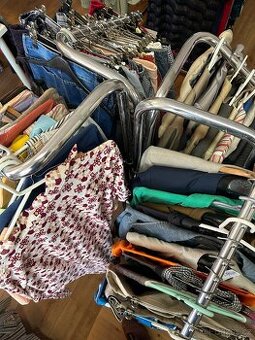 Otočný kovový stojan na oblečení