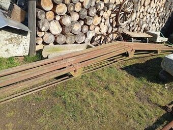 střešní konsrukce , kovové nosníky s příčníky 8000mm  7ks