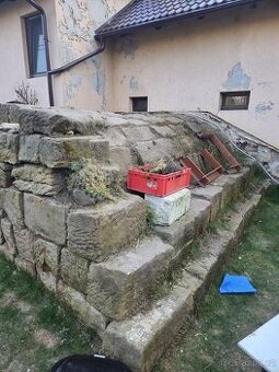 Piskovcové kameny ručně opracované