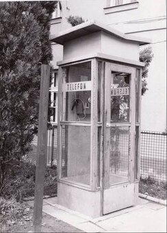 stará telefonní budka KOUPÍM
