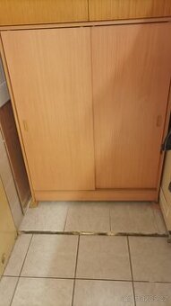 Skříňka s posuvnými dveřmi.
