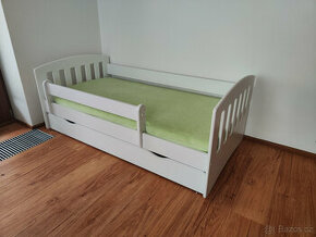 Dětská postel (160x80 cm) + matrace + chránič + prostěradlo