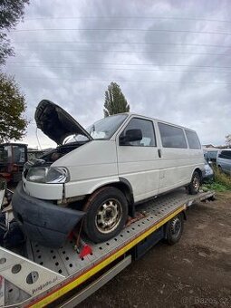Utopená Volkswagenu caravella na díly