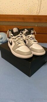 AIR JORDAN 1 MID "LIGHT SMOKE GREY"
