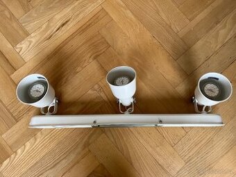 Stropní bodové světlo s chytrými žárovkami IKEA