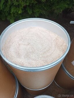 Šrot a krmná směs pro slepice a skot