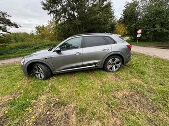 Audi Etron 55 - 300kW, baterie 96kW, moznost rychlodobijeni