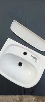 umyvadlo nové a polička