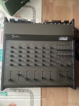 Funkční mixážní pult Fender