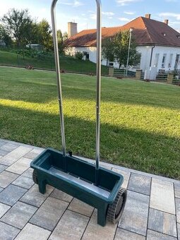 Sypací secí vozík