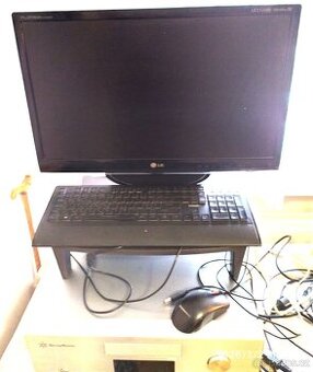 Nabízím stolní počítač Silver Stone s monitorem klavesnicí i