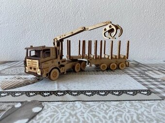 Nový dřevěný model lesní Tatra Phoenix s návěsem