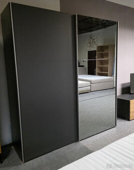 Nová zrcadlová zašupovací skříň 2 dveře šedočerná