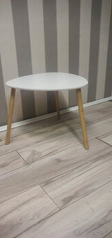 stolek ve skandinávském stylu