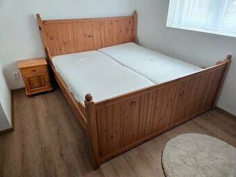 Postel z masivní borovice s nočními stolky