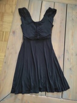 Černé polodlouhé šaty