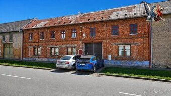 Usedlost v Ústíně: bydlení, dvůr, dílny a prostor pro práci 