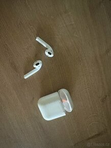 Apple airpods 2g.