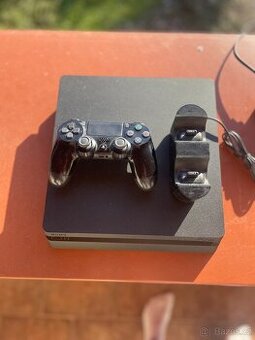 Prodám PS4 a ovladač a nabíječku na 2 ovladače