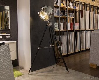 Lampa stojící designová "reflektor"