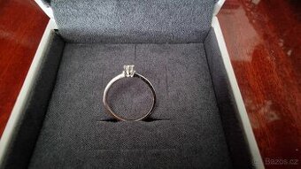 Zásnubní prsten z bílého zlata 14K s diamanty – Brno