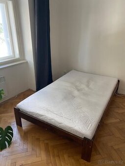 Dřevěná postel s matrací a roštem 130x200 cm