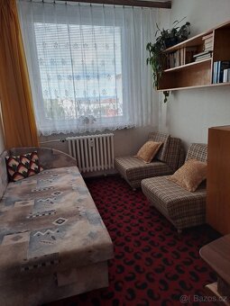 Prodám 2 rozkládací křesla a válendu