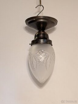 mosazný secesní lustr, vybrušované matové stínidlo