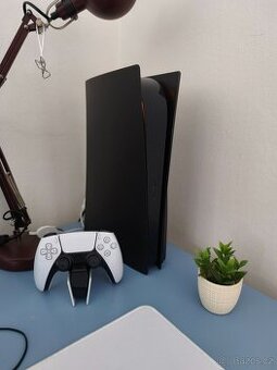 PlayStation 5 s mechanickou + dobíjecí stanice
