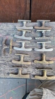 Mosazné kliky, klicky a stitky