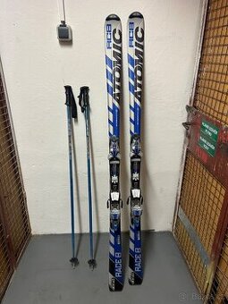 Sjezdové lyže, hůlky a lyžáky