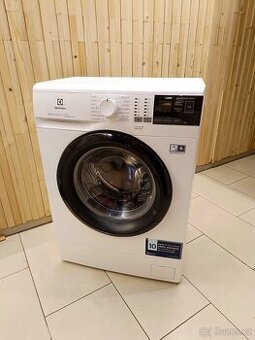 Slim pračka Electrolux 6 kg 2 roky stará