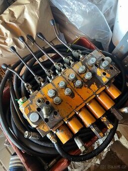 Hydraulický rozvaděč 6 páček velmi masivní