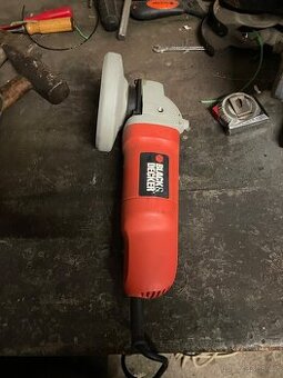 Málo používaná úhlová bruska BLACK+DECKER CD115