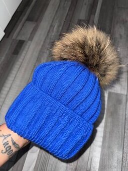 čepice s kožešinovou bambulí