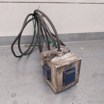 Zásuvková kostka pro zavěšení na strop