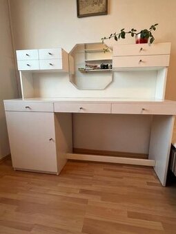 Krásný toaletní stúl