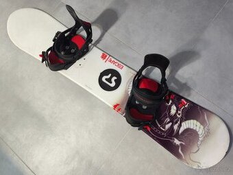 Prodám snowboard značky Escape. Velikost 132cm.