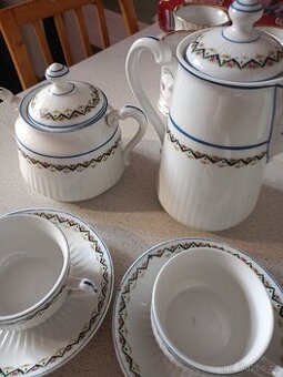 Starý porcelánový servis pro dvě osoby