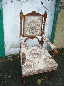 Honosné vyřezávané křeslo 100 let staré