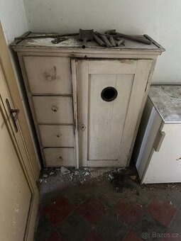 Starý dřevěný příborník / kuchyňská skříň – původní stav
