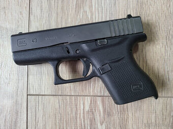 Glock 43 s originálním příslušenstvím, pouzdrem a náboji