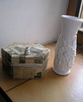 KRABIČKA - PORCELÁNOVÝ ÚCHYT A VÁZA DŘEVO