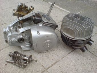 Soutěžní motor čz scott na závody