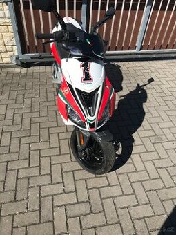 Prodám skutr Aprilia SR 50 R ,r.v.2012. - 1