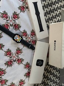 Apple Watch Series 8 45 mm černé s černým řemínkem. Bez škrá