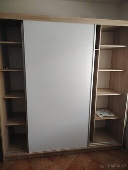 Prodám samostatně stojící skříň