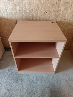 Skříňka s otvorem na kabeláž