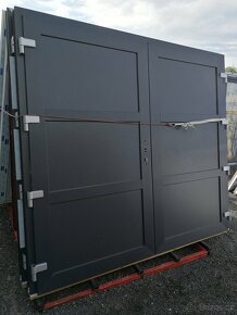 Dveře vchodové dvoukřídlové