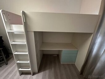 Vyvýšená postel se stolem a úložným prostorem